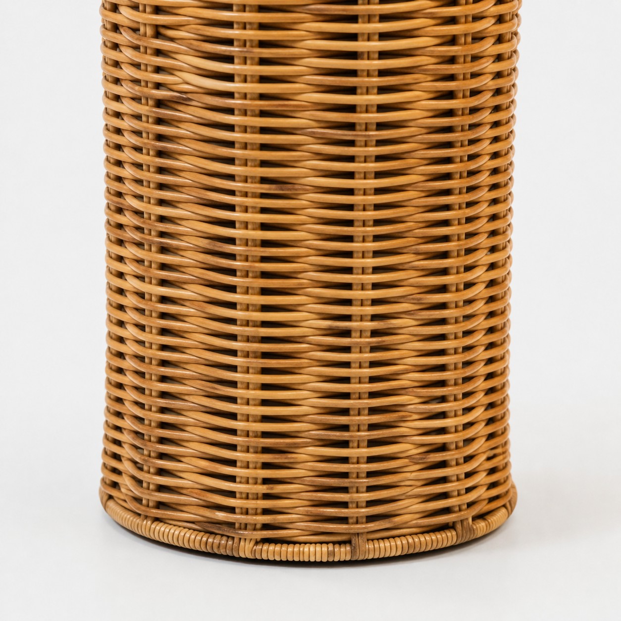 Close view of the woven rattan lamp body