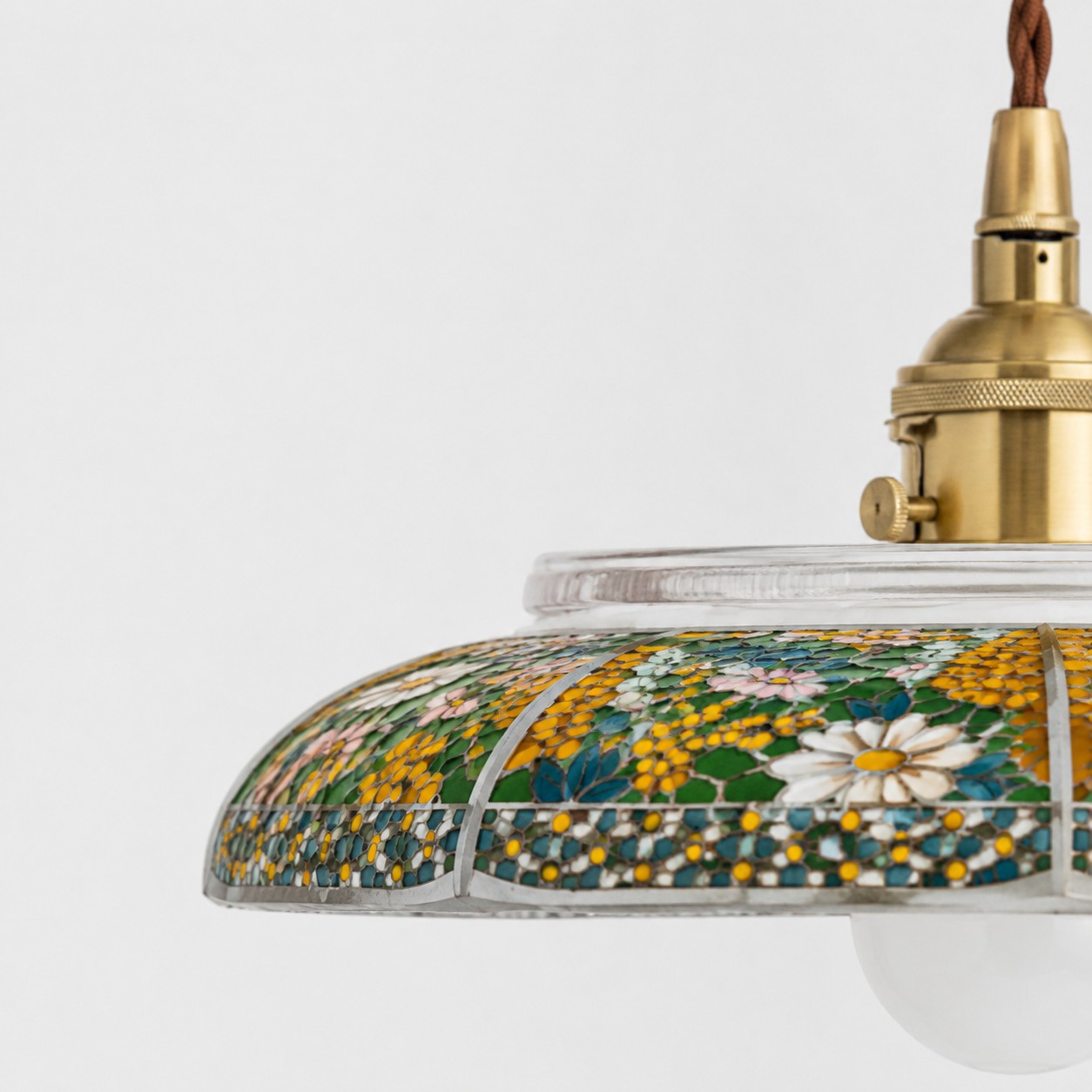 Side close-up of ceramic shade rim and brass-tone socket